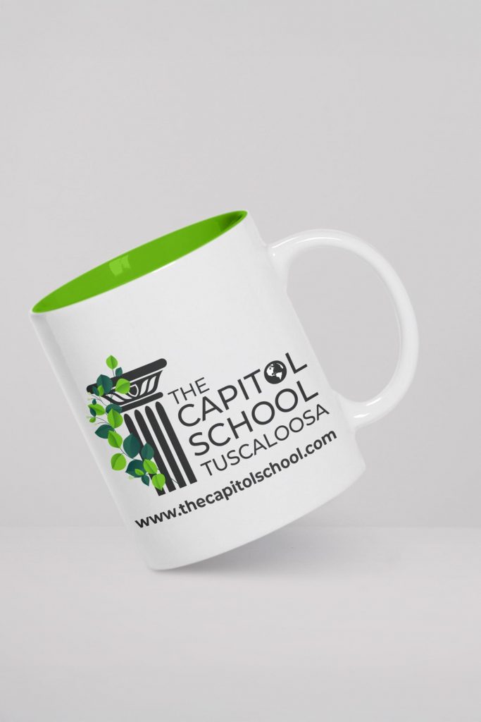 Weiße Tasse Capitol School mit grünem Innenrand