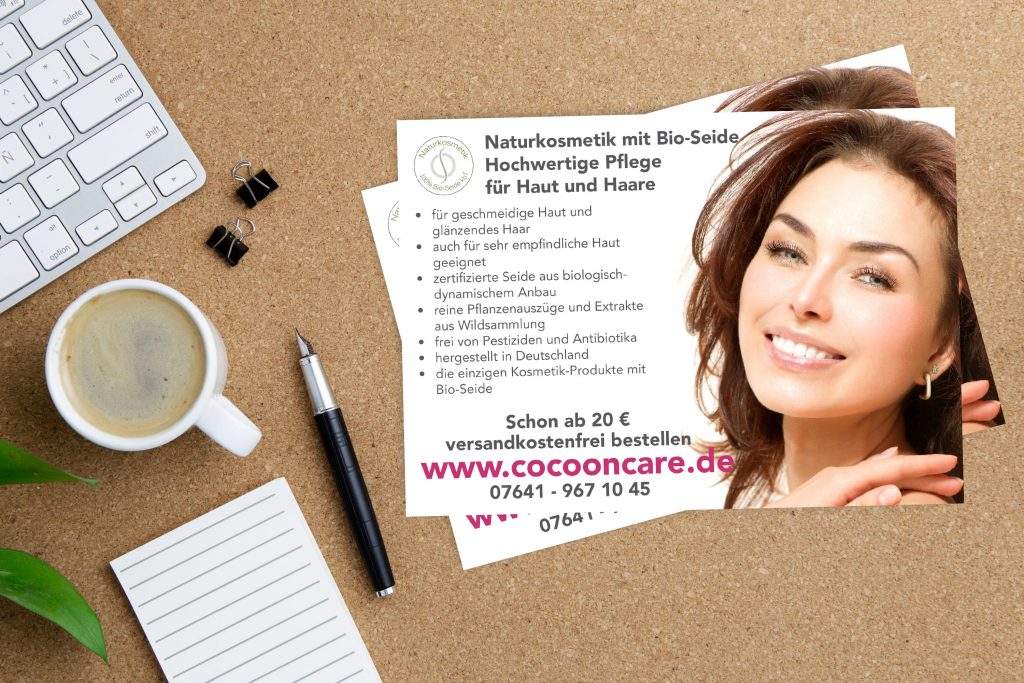 Cocooncare Werbeflyer auf Schreibtisch mit Kaffee