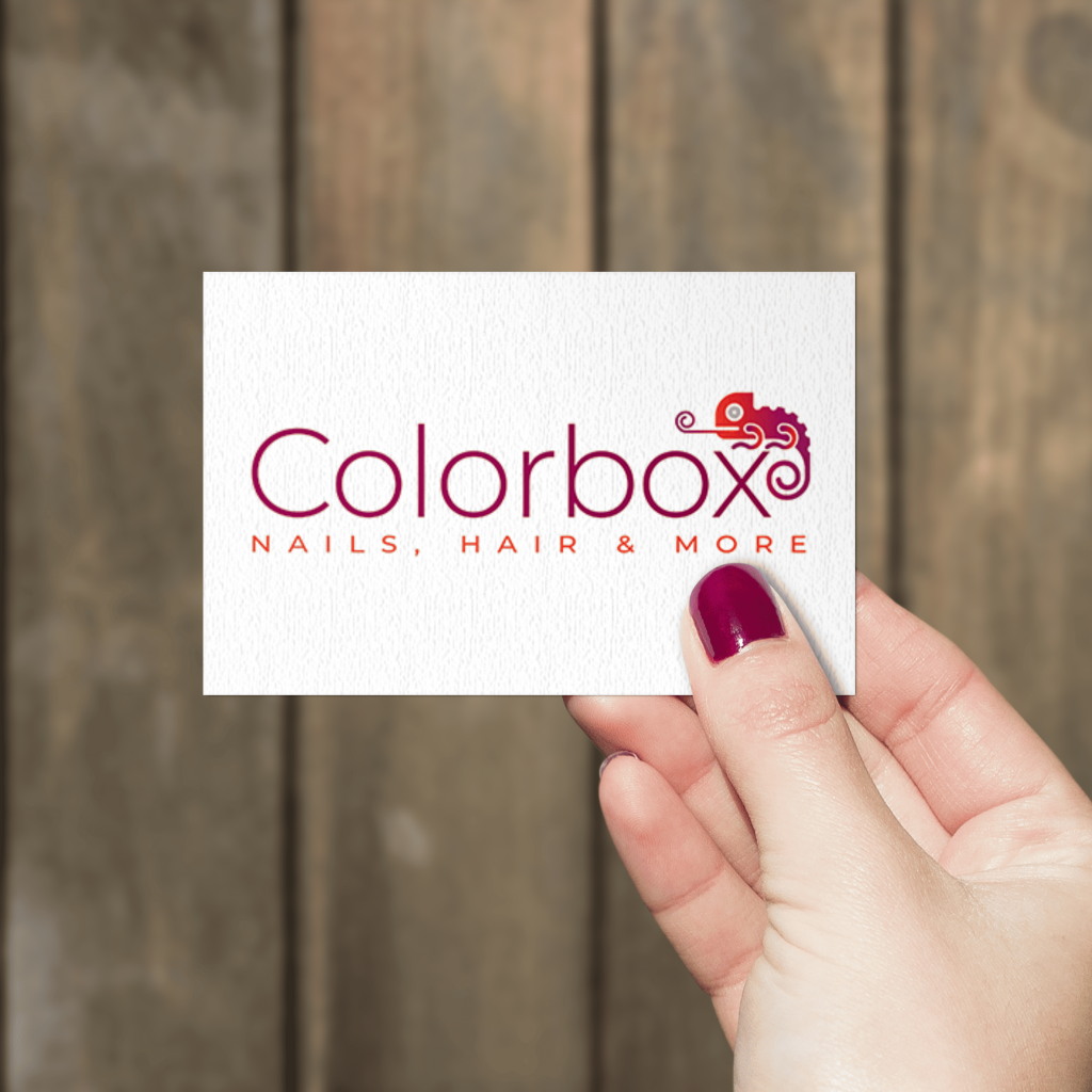 Visitenkarte mit Colorbox-Logo in der Hand
