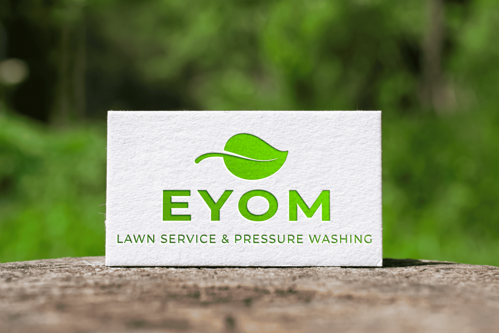 EYOM Logo auf Visitenkarte vor Naturhintergrund