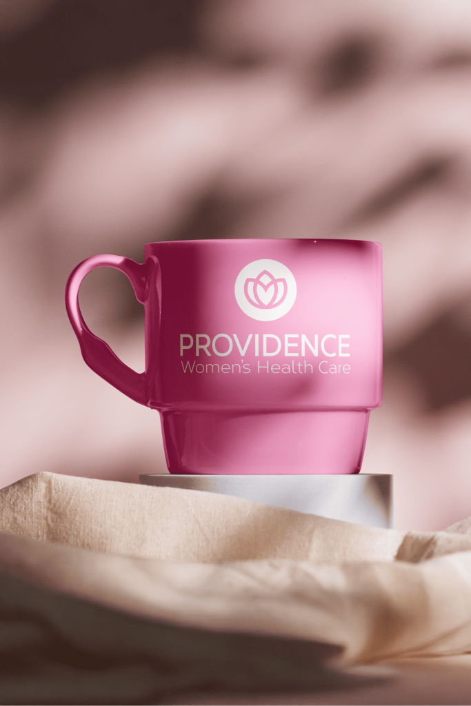 Rosa Kaffeetasse mit Providence-Logo