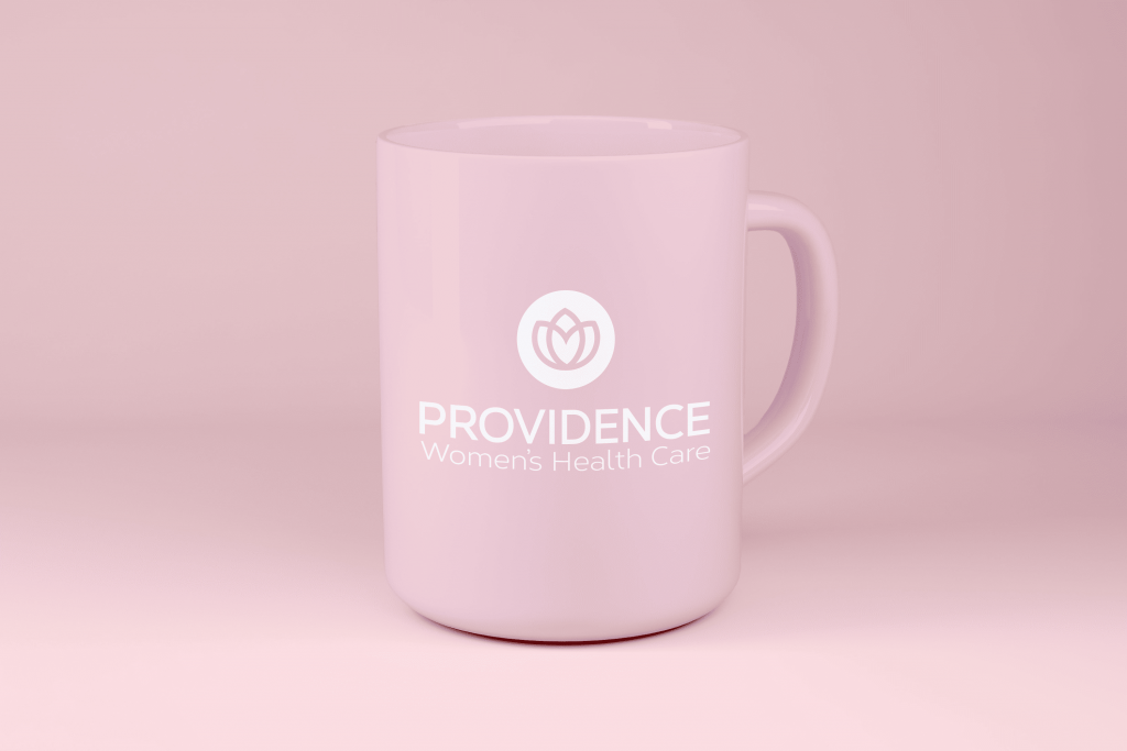 Rosa Kaffeetasse mit Providence-Logo