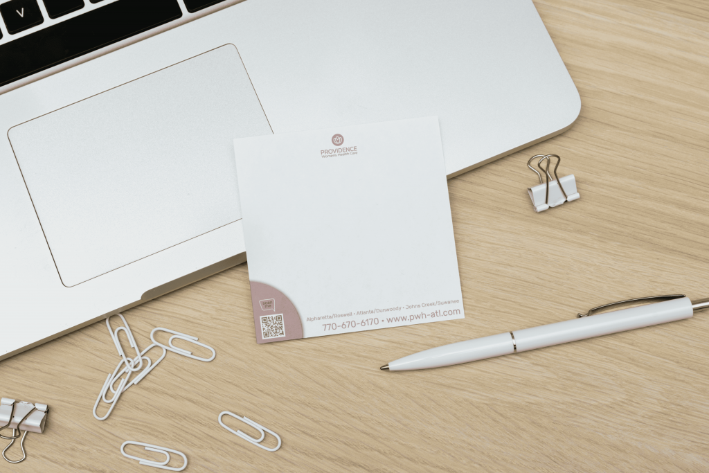 Providence Sticky-Notes neben Laptop & Klammern