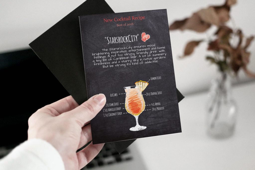 Rezept-Postkarte für neuen Cocktail in Hand gehalten