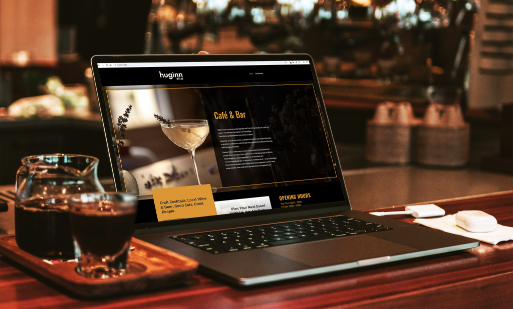 huginn Bar-Website auf Laptop in Tresen-Szene